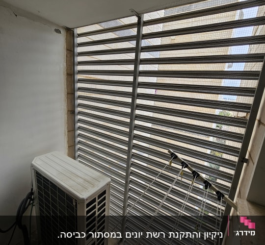 רשת מתכת על חלון למניעת כניסת יונים